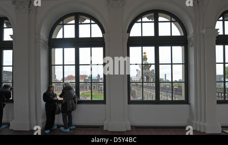 I visitatori del quasi finito Royal armadio di matematici e di strumenti di fisica guardare fuori di windows presso il Palazzo Zwinger a Dresda, Germania, 11 ottobre 2012. Dopo quattro anni e mezzo di lavori di ristrutturazione il museo speciale verrà di nuovo aperto per i visitatori al suo vecchio sito. Lo stato ha investito 17 milioni di euro per la ricostruzione del padiglione, che si apre nel novembre 2 Foto Stock