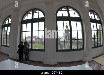 I visitatori del quasi finito Royal armadio di matematici e di strumenti di fisica guardare fuori di windows presso il Palazzo Zwinger a Dresda, Germania, 11 ottobre 2012. Dopo quattro anni e mezzo di lavori di ristrutturazione il museo speciale verrà di nuovo aperto per i visitatori al suo vecchio sito. Lo stato ha investito 17 milioni di euro per la ricostruzione del padiglione, che si apre nel novembre 2 Foto Stock