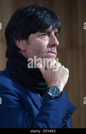 La Germania capo allenatore Joachim Loew attende l'inizio di una conferenza stampa a Aviva Stadium di Dublino, in Irlanda, 11 ottobre 2012. Il tedesco del team nazionali dovranno svolgere un ruolo World Cup Match di qualificazione contro l'Irlanda il 12 ottobre 2012. Foto: FEDERICO GAMBARINI Foto Stock