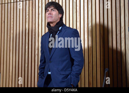 La Germania capo allenatore Joachim Loew attende l'inizio di una conferenza stampa a Aviva Stadium di Dublino, in Irlanda, 11 ottobre 2012. Il tedesco del team nazionali dovranno svolgere un ruolo World Cup Match di qualificazione contro l'Irlanda il 12 ottobre 2012. Foto: FEDERICO GAMBARINI Foto Stock