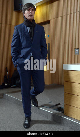 La Germania capo allenatore Joachim Loew attende l'inizio di una conferenza stampa a Aviva Stadium di Dublino, in Irlanda, 11 ottobre 2012. Il tedesco del team nazionali dovranno svolgere un ruolo World Cup Match di qualificazione contro l'Irlanda il 12 ottobre 2012. Foto: FEDERICO GAMBARINI Foto Stock