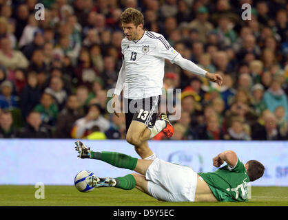 Germania Thomas Mueller (top) il sistema VIES per la sfera con l'Irlanda di Darren O'Dea durante la Coppa del Mondo FIFA 2014 qualifica partita di calcio tra Irlanda e Germania a Aviva stadium di Dublino, in Irlanda, 12 ottobre 2012. Foto: Federico Gambarini/dpa +++(c) dpa - Bildfunk+++ Foto Stock