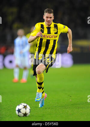 Dortmund, Germania. Il 9 aprile 2013. Dortmund Lukasz Piszczek gioca la palla durante la UEFA Champions League quarti di finale della seconda gamba partita di calcio tra Borussia Dortmund e Malaga CF a Dortmund, Germania, 09 aprile 2013. Dortmund ha vinto 3-2. Foto: Thomas Eisenhuth/dpa/Alamy Live News Foto Stock