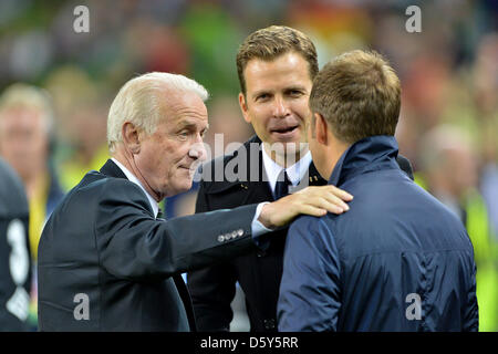 In Irlanda il headcoach Giovanni Trapattoni (L R) parla alla Germania il team manager Oliver Bierhoff e assistente allenatore Hans-Dieter Flick prima della Coppa del Mondo FIFA 2014 qualifica partita di calcio Repubblica di Irlanda vs Germania a Dublino, Irlanda, 12 ottobre 2012. La partita è finita 1:6. Foto: Revierfoto Foto Stock