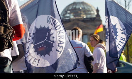 Gli attivisti del tedesco Wind Energy Association (BWE) protesta di fronte al Reichstag di Berlino, Germania, 13 ottobre 2012. Protestano contro le modifiche apportate nelle fonti di energia rinnovabili Act (EEG). Foto: Annibale Foto Stock