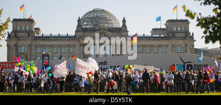 Gli attivisti del tedesco Wind Energy Association (BWE) protesta di fronte al Reichstag di Berlino, Germania, 13 ottobre 2012. Protestano contro le modifiche apportate nelle fonti di energia rinnovabili Act (EEG). Foto: Annibale Foto Stock