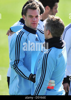 Il portiere Manuel Neuer e Bastian SCHWEINSTEIGER abbracciarsi all'inizio di una sessione di pratica del tedesco della nazionale di calcio a Berlino, Germania, 14 ottobre 2012. La Germania si affaccia in Svezia per un Campionato Europeo UEFA partita di qualificazione il 16 ottobre 2012. Foto: Annibale Foto Stock