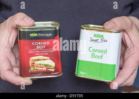 Regno Unito. Il 10 aprile 2013. La catena di supermercati ASDA hanno ritirato dalla vendita di due di loro marca corned beef prodotti dopo i test hanno rivelato il loro bilancio 'Smart prezzo' gamma di prodotto conteneva tracce di fenilbutazone, noto anche come bute, una medicazione veterinaria utilizzata nel trattamento dei cavalli. Il 'scelto da te' gamma di " corned beef " non ha sottoposto a test positivo per la sostanza ma è anche stata ritirata come una precauzione in quanto esso è realizzato nello stesso luogo. Credito: Giuseppe Clemson / Alamy Live News Foto Stock