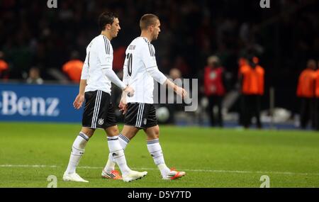 La Germania Mesut Oezil (L) e Lukas Podolski reagire dopo la Coppa del Mondo FIFA 2014 qualifica partita di calcio tra la Germania e la Svezia allo stadio Olimpico di Berlino, Germania, 16 ottobre 2012. Foto: Kay Nietfeld/dpa +++(c) dpa - Bildfunk+++ Foto Stock