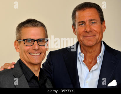 Richard Plepler (R), copresidente di noi la rete televisiva HBO (Home Box Office) e futuro amministratore delegato, e Michael Lombardo, Direttore di HBO, sorriso durante un'intervista con la stampa tedesca DPA agenzia presso la sede Sky in Unterfoehring vicino a Monaco di Baviera, Germania, 16 ottobre 2012. Del HBO programmazione consiste principalmente di teatrale rilasciato motion pictures e la serie originale. In cooperatio Foto Stock