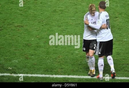 La Germania Lukas Podolski sostituisce Marco Reus (L) durante la Coppa del Mondo FIFA 2014 qualifica partita di calcio tra la Germania e la Svezia allo stadio Olimpico di Berlino, Germania, 16 ottobre 2012. Foto: Annibale/dpa Foto Stock