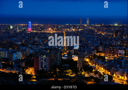 Lo skyline di Barcellona con Torre Agbar al crepuscolo, Barcellona, Spagna Foto Stock