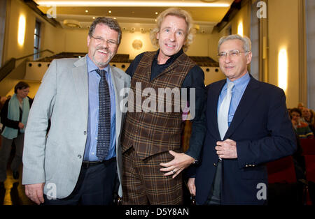 TV presentatore Thomas Gottschalk (C) pone con recotr dell università di studi ebraici, Johannes Heil (L), e vice-presidente del Consiglio centrale degli ebrei in Germania, Salomon Korn, presso l auditorium della Nuova università di dare una lezione a Heidelberg, Germania, 17 ottobre 2012. Il discorso è stato intitolato "Può Auditel e qualità ad essere riconciliati nel mondo di oggi di televisi Foto Stock