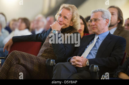 TV presentatore Thomas Gottschalk (L) si siede accanto al vice-presidente del Consiglio centrale degli ebrei in Germania, Salomon Korn, presso l auditorium della Nuova università di dare una lezione a Heidelberg, Germania, 17 ottobre 2012. Il discorso è stato intitolato "Può Auditel e qualità ad essere riconciliati in odierno mondo di entertainment televisivo?' e fa parte di una serie di colloqui chiamato Heidelb Foto Stock