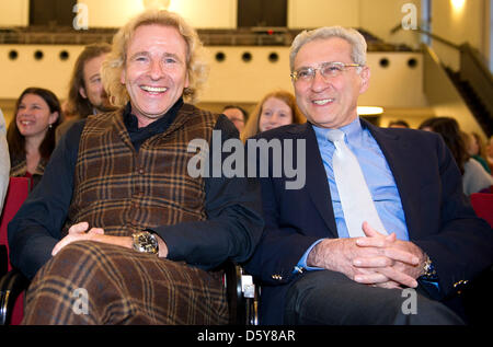 TV presentatore Thomas Gottschalk (L) si siede accanto al vice-presidente del Consiglio centrale degli ebrei in Germania, Salomon Korn, presso l auditorium della Nuova università di dare una lezione a Heidelberg, Germania, 17 ottobre 2012. Il discorso è stato intitolato "Può Auditel e qualità ad essere riconciliati in odierno mondo di entertainment televisivo?' e fa parte di una serie di colloqui chiamato Heidelb Foto Stock