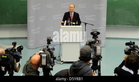 Decano della Heinrich Heine University Michael Piper dà un premere c onference a Duesseldorf in Germania, 17 ottobre 2012. Il comitato di promozione della facoltà aveva precedentemente conferiti la tesi di dottorato del ministro tedesco dell'istruzione Schavan (CDU). Schavan è accusata di utilizzare parti di testo di altri autori senza etichettatura di questi componenti. Foto: Marius Becker Foto Stock