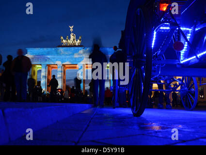 Un allenatore è illuminato di fronte alla Porta di Brandeburgo come parte di un impianto di illuminazione a Pariser Platz a Berlino, Germania, 18 ottobre 2012. Immobili in Berlino sono illuminati durante la festa delle luci fino al 20 ottobre 2012. Foto: Rainer Jensen Foto Stock