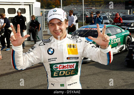 Brasiliano Augusto Farfus aziona la sua BMW festeggia dopo aver vinto la sessione di qualifiche del German Touring Car Masters" (DTM) ultima gara della stagione a Hockenheim di Hockenheim, in Germania, il 20 ottobre 2012. Foto: HOCH ZWEI/JUERGEN tocca Foto Stock