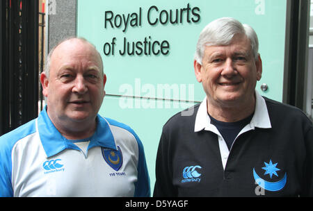 PHIL WHYTE & TONY SIMMS VENDITA DI Fratton Park Stadium Udienza dell Alta Corte Royal Courts of Justice Londra Inghilterra REGNO UNITO 10 Aprile 20 Foto Stock