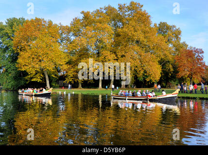 Imbarcazioni da diporto vela su un lago in Woerlitz, Germania, 20 ottobre 2012. Il Dessau-Woerlitz Garden Realm o inglese motivi di Woerlitz comprende 142 kmq ed è il primo e il più grande parco all'inglese in Germania. Essa è stata dichiarata dall'UNESCO patrimonio culutral sito per più di dieci anni. Foto: Waltraud Grubitzsch Foto Stock