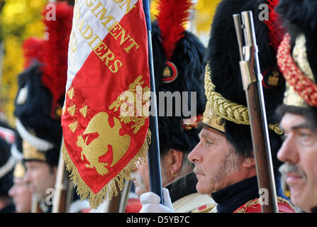 Reenactors nella storica Francese uniformi di stand di attenzione a Leipzig, Germania, 21 ottobre 2012. Più di mille reenactors è venuto a Lipsia in occasione della 199th anniversario della leggendaria battaglia delle nazioni. Dopo una rievocazione storica della battaglia i partecipanti ha sfilato da il monumento della Battaglia delle nazioni per la Chiesa Russa. Foto: HENDRIK SCHMIDT Foto Stock