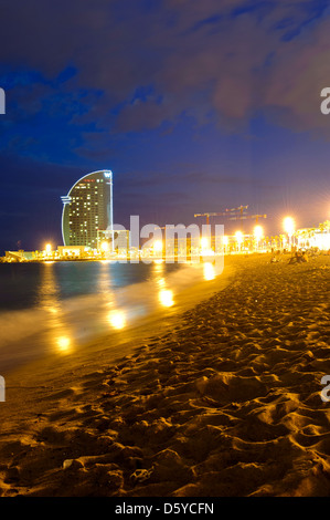 Vista del lussuoso Hotel W da la spiaggia di Barceloneta, Barcelona, Spagna.