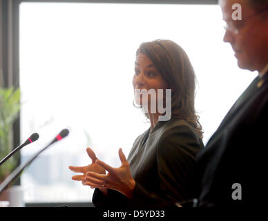 Melinda Gates, presidentessa della Bill and Melinda Gates Foundation per gli aiuti internazionali allo sviluppo, un Ministro tedesco per la Cooperazione Economica e lo sviluppo Dirk Niebel parla durante una conferenza stampa a Berlino, Germania, 05 aprile 2012. Il governo tedesco si estende la sua cooperazione con la fondazione. Foto: KAY NIETFELD Foto Stock