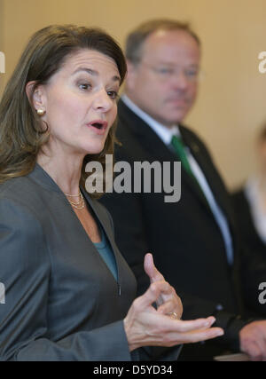 Melinda Gates, presidentessa della Bill and Melinda Gates Foundation per gli aiuti internazionali allo sviluppo, un Ministro tedesco per la Cooperazione Economica e lo sviluppo Dirk Niebel parla durante una conferenza stampa a Berlino, Germania, 05 aprile 2012. Il governo tedesco si estende la sua cooperazione con la fondazione. Foto: KAY NIETFELD Foto Stock