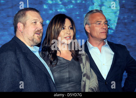 Attori tedeschi Dietmar Baer (L-R), Simone Thomalla e Klaus J. Behrendt pongono durante un photocall per il " Tatort' anteprima cinema degli episodi "Kinderland ", " Leipzig' e 'Ihr Kinderlein kommet' a Colonia, Germania, 04 aprile 2012. Foto: Horst Ossinger Foto Stock