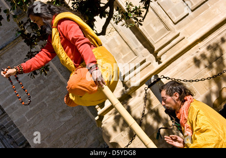 Indiano intrattenitori di strada facendo bilanciamento atto Siviglia Andalusia Spagna Europa Foto Stock