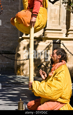 Indiano intrattenitori di strada facendo bilanciamento atto Siviglia Andalusia Spagna Europa Foto Stock