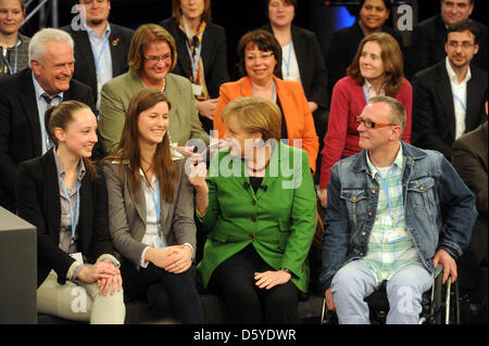 Il cancelliere tedesco Angela Merkel si siede accanto ai cittadini che frequentano il secondo dei cittadini nel dialogo di Heidelberg, Germania, 14 marzo 2012. La finestra di dialogo focalizzato il topic questione 'Come vogliamo imparare?". Foto: Uli Deck Foto Stock