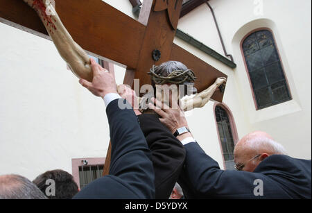 Le persone che frequentano la processione del Venerdì Santo a Lohr am Main, Germania, 06 aprile 2012. Numerosi cristiani riuniti per partecipare Venerdì Santo processioni terrà su uno del santissimo festività cristiane. Foto: KARL-JOSEF HILDENBRAND Foto Stock