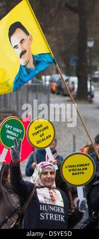 I sostenitori del leader imprigionato del divieto del Partito dei Lavoratori del Kurdistan (PKK) Abdullah Ocalan, prendere parte alla Pasqua marzo a Magdeburgo, Germania, 07 aprile 2012. Foto: Jens WOLF Foto Stock