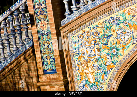 Decorativo tilework ornati sul Puente de Aragon Plaza Espana Siviglia Andalusia Andalusia Spagna Europa Foto Stock