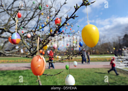 La gente a fare una passeggiata la Domenica di Pasqua al Britzer Garten (park) di Berlino, Germania, 08 aprile 2012. Pioggia e freddo con alcuni momenti di sole prevale in Berlino. Foto: MAURIZIO GAMBARINI Foto Stock