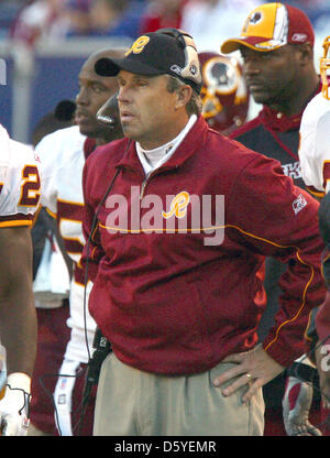 Washington Redskins coordinatore difensivo Gregg Williams guarda l'azione dai margini nella partita contro i New York Giants al Giants Stadium di East Rutherford, New Jersey, Stati Uniti d'America, 30 novembre 2005. Le pellerosse perso il gioco 36 - 0. Il 21 marzo 2012 Williams ammesso di essere coinvolti al pagamento di premi per causare lesioni agli avversari mentre serve come defensive coord Foto Stock