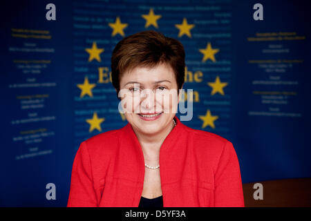 Il Commissario europeo per la cooperazione internazionale, gli aiuti umanitari e la risposta alle crisi, Kristalina Georgieva, è raffigurato prima di una conferenza stampa circa il movimento di risalita dei profughi dalla Siria presso la Rappresentanza della Commissione europea a Berlino, Germania, 23 ottobre 2012. Foto: ROBERT SCHLESINGER Foto Stock