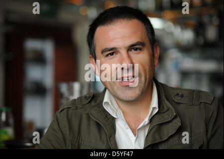 Attore, regista e sceneggiatore Carlos Lobo pone in un caffè di Colonia, Germania, 23 ottobre 2102. Lobo è il tedesco doppiaggio voce dell'attore spagnolo Javier Bardem nel nuovo film di James Bond 'Skyfall'. Foto: HENNING KAISER Foto Stock