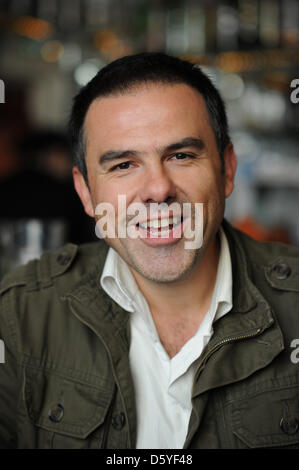 Attore, regista e sceneggiatore Carlos Lobo pone in un caffè di Colonia, Germania, 23 ottobre 2102. Lobo è il tedesco doppiaggio voce dell'attore spagnolo Javier Bardem nel nuovo film di James Bond 'Skyfall'. Foto: HENNING KAISER Foto Stock