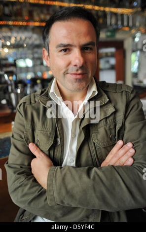 Attore, regista e sceneggiatore Carlos Lobo pone in un caffè di Colonia, Germania, 23 ottobre 2102. Lobo è il tedesco doppiaggio voce dell'attore spagnolo Javier Bardem nel nuovo film di James Bond 'Skyfall'. Foto: HENNING KAISER Foto Stock