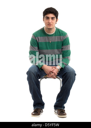 Ritratto di giovane uomo seduto isolato su sfondo bianco Foto Stock