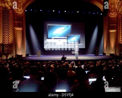 Phil Schiller, responsabile del marketing di Apple, stand durante un prodotto Apple presentazione in San Jose, Stati Uniti d'America, 23 ottobre 2012. Prodotti precedenti sono ritratte in background - a sinistra un iMac e a destra un Macbook. Apple presenterà nuovi prodotti durante l'evento. Foto: Andy Goldberg Foto Stock