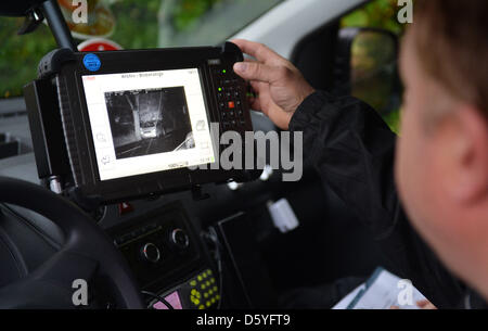 Ispettore di polizia Klaus Eisenhauer controlla una foto sullo schermo di un dispositivo di misurazione della velocità durante i controlli della velocità nei pressi di Westerstede, Germania, 24 ottobre 2012. Polizia potrà effettuare controlli di velocità nel Land della Bassa Sassonia, della Renania settentrionale-Vestfalia come pure i Paesi Bassi per 24 ore durante il cosiddetto controllo di velocità di maratona. Foto: CARMEN JASPERSEN Foto Stock