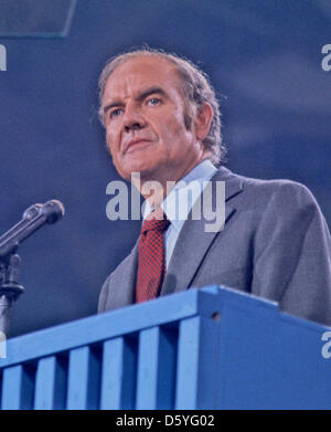 Stati Uniti il senatore George McGovern (Democratico del Sud Dakota) accetta il 1972 il Partito Democratico nomina a Presidente degli Stati Uniti presso la parte di convenzione al Miami Beach Convention Center a Miami in Florida il giovedì, 13 luglio 1972..Credit: Arnie Sachs / CNP Foto Stock