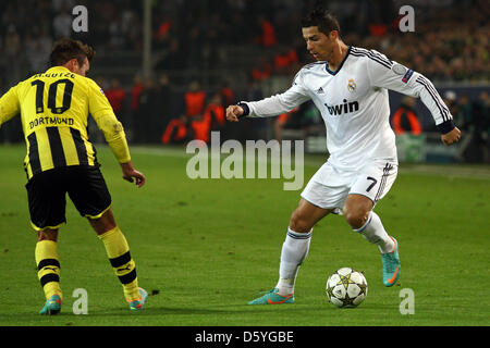 Dortmunds Mario Götze (L) e il Real Madrid di Cristiano Ronaldo si contendono la palla durante la Champions League Gruppo D partita di calcio tra Borussia Dortmund e Real Madrid a BVB Stadium Dortmund a Dortmund, Germania, il 24 ottobre 2012. Foto: Kevin Kurek/dpa +++(c) dpa - Bildfunk+++ Foto Stock