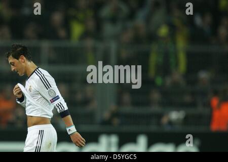 Madrid è Mesut Oezil lascia il passo dopo la Champions League Gruppo D partita di calcio tra Borussia Dortmund e Real Madrid a BVB Stadium Dortmund a Dortmund, Germania, il 24 ottobre 2012. Foto: Rolf Vennenbernd/dpa +++(c) dpa - Bildfunk+++ Foto Stock