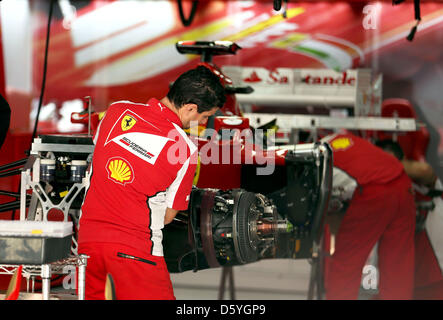 Un meccanico della Ferrari controlla la vettura da corsa di Spagnolo di Formula Uno Pilota Fernando Alonso della Ferrari nel garage del team in pista Buddh International Circuit, maggiore noida, India, 25 ottobre 2012. Il Gran Premio di Formula Uno di India avrà luogo il 28 ottobre 2012. Foto: Jens Buettner/dpa +++(c) dpa - Bildfunk+++ Foto Stock