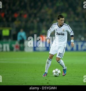 Madrid è Mesut Oezil in azione durante la Champions League Gruppo D partita di calcio tra Borussia Dortmund e Real Madrid a BVB Stadium Dortmund a Dortmund, Germania, il 24 ottobre 2012. Foto: Rolf Vennenbernd/dpa Foto Stock