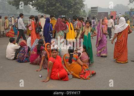 Un grande gruppo di donne indù al di fuori del Forte Rosso a Vecchia Delhi, India Foto Stock